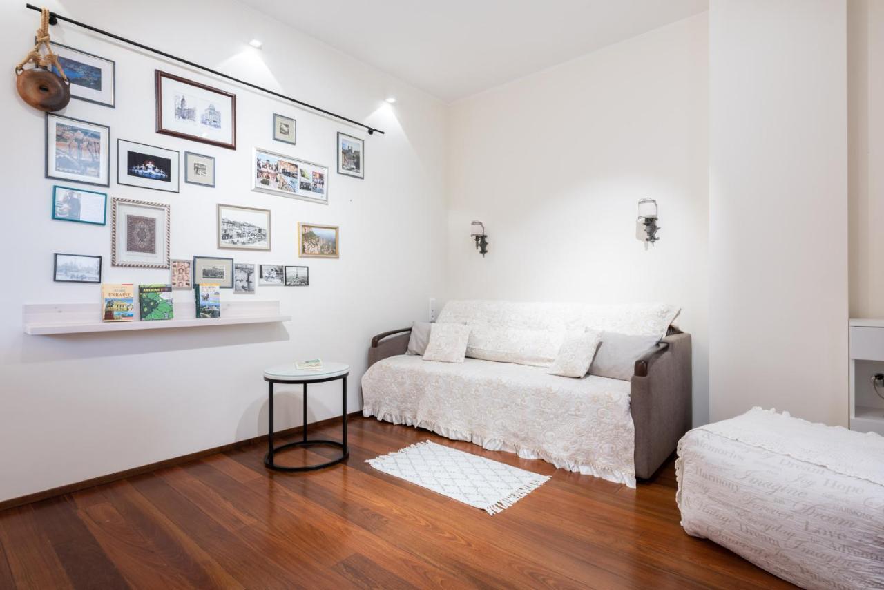 Your Home Away From Home Kiev Bagian luar foto